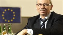 Podle polského eurokomisaře Lewandowského by odpovědí na krizi měl být přesun mnoha kompetencí z národní na unijní úroveň. Problém však spočívá v tom, že „v tomto okamžiku neexistuje stejná důvěra v evropské instituce, jaká byla ještě na konci 20. stolet Podle polského eurokomisaře Lewandowského by odpovědí na krizi měl být přesun mnoha kompetencí z národní na unijní úroveň. Problém však spočívá v tom, že „v tomto okamžiku neexistuje stejná důvěra v evropské instituce, jaká byla ještě na konci 20. stolet