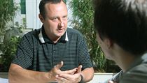 Fotit se zpočátku nechtěl, pak ale přistoupil na dohodu, že na snímku bude společně s redaktorem. E-mail nepoužívá, pro text k autorizaci chtěl původně poslat řidiče. Nakonec jsme se nad ním sešli v jiné pražské kavárně. Fotit se zpočátku nechtěl, pak ale přistoupil na dohodu, že na snímku bude společně s redaktorem. E-mail nepoužívá, pro text k autorizaci chtěl původně poslat řidiče. Nakonec jsme se nad ním sešli v jiné pražské kavárně.