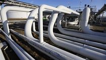 Ropovodem TAL proudí ropa z italského přístavu Terst, v německém Ingolstadtu na něj navazuje český ropovod IKL. Ropovodem TAL proudí ropa z italského přístavu Terst, v německém Ingolstadtu na něj navazuje český ropovod IKL.