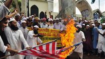 Muslimové před mešitou v bangladéšské Dháce pálí americkou vlajku na protest proti americkému filmu, jenž zesměšňuje proroka Mohameda. Muslimové před mešitou v bangladéšské Dháce pálí americkou vlajku na protest proti americkému filmu, jenž zesměšňuje proroka Mohameda.