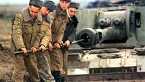 Ruští vojáci nedaleko čečenského Grozného na začátku dubna 2000. Ruští vojáci nedaleko čečenského Grozného na začátku dubna 2000.