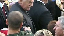 Václav Klaus v okamžiku napadení. Útočník drží nataženou ruku s airsoftovou zbraní, z níž několikrát vystřelil. Václav Klaus v okamžiku napadení. Útočník drží nataženou ruku s airsoftovou zbraní, z níž několikrát vystřelil.