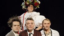 Hlavní postavy Divadla Gočár: zleva Jan Mikušek jako Jože Plečnik, Jiří Štrébl v roli Josefa Gočára a Petr Jeništa jako Pavel Janák. Nad nimi Eva Vrbková coby Československá republika. Hlavní postavy Divadla Gočár: zleva Jan Mikušek jako Jože Plečnik, Jiří Štrébl v roli Josefa Gočára a Petr Jeništa jako Pavel Janák. Nad nimi Eva Vrbková coby Československá republika.