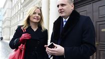 Vít Bárta s manželkou Kateřinou Klasnovou před budovou soudu po vynesení osvobozujícího rozsudku. Vít Bárta s manželkou Kateřinou Klasnovou před budovou soudu po vynesení osvobozujícího rozsudku.