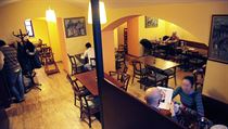 Restaurace, která si na nic nehraje. Velké hudby a výzdoby netřeba, podává se standard – nic víc, ale ani nic méně. Restaurace, která si na nic nehraje. Velké hudby a výzdoby netřeba, podává se standard – nic víc, ale ani nic méně.