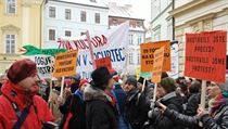 Mottem demonstrace před ministerstvem kultury bylo: „Živá kultura už je jen v jogurtech.“ Mottem demonstrace před ministerstvem kultury bylo: „Živá kultura už je jen v jogurtech.“