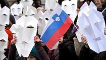 Na 20 tisíc lidí protestovalo 8. února v Lublani proti vládě, úsporným opatřením a korupci. Na 20 tisíc lidí protestovalo 8. února v Lublani proti vládě, úsporným opatřením a korupci.