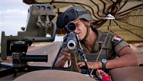 Francouzský voják pózuje fotografovi na svém stanovišti poblíž letiště ve městě Gao na severovýchodě Mali. Francouzský voják pózuje fotografovi na svém stanovišti poblíž letiště ve městě Gao na severovýchodě Mali.