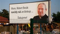 Jeden z billboardů, které se po odvolání slovenského arcibiskupa objevily v ulicích Trnavy. Jeden z billboardů, které se po odvolání slovenského arcibiskupa objevily v ulicích Trnavy.