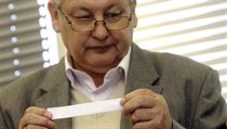 Václav Henych na sebe upozornil před volbou prezidenta, když vytrvale obhajoval výklad ministerstva vnitra při odečítání petentů z archů kandidátů. Václav Henych na sebe upozornil před volbou prezidenta, když vytrvale obhajoval výklad ministerstva vnitra při odečítání petentů z archů kandidátů.