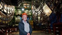 Momentálně nejslavnější fyzik světa, profesor Peter Higgs, se takto v roce 2008 vyfotil před experimentem CMS v ženevském CERN, který měl napomoci k hledání Higgsova bosonu. Momentálně nejslavnější fyzik světa, profesor Peter Higgs, se takto v roce 2008 vyfotil před experimentem CMS v ženevském CERN, který měl napomoci k hledání Higgsova bosonu.