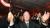 Jiný prototyp úspěšného rakouského populisty. Frank Stronach, stárnoucí patriarcha, jenž společnosti blahosklonně nabízí svůj životní příběh a svoje znalosti. Muž, který „ví“, jak vyléčit její neduhy. Jiný prototyp úspěšného rakouského populisty. Frank Stronach, stárnoucí patriarcha, jenž společnosti blahosklonně nabízí svůj životní příběh a svoje znalosti. Muž, který „ví“, jak vyléčit její neduhy.