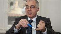 „Česká exportní banka je tady od toho, aby financovala export, který jde nad rámec běžných rizikových limitů komerčních bank,“ vysvětluje její šéf Jiří Klumpar. „Česká exportní banka je tady od toho, aby financovala export, který jde nad rámec běžných rizikových limitů komerčních bank,“ vysvětluje její šéf Jiří Klumpar.