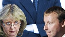 Bývalý radní Miroslav Poche (ČSSD), jenž v roce 2010 proslul skandálem s financováním ČSSD a představuje jednu z tváří bývalého vedení pražské radnice, s úsměvem na rtu griluje někdejší disidentku a dnes radní pro informatiku Evu Vorlíčkovou (TOP 09). Bývalý radní Miroslav Poche (ČSSD), jenž v roce 2010 proslul skandálem s financováním ČSSD a představuje jednu z tváří bývalého vedení pražské radnice, s úsměvem na rtu griluje někdejší disidentku a dnes radní pro informatiku Evu Vorlíčkovou (TOP 09).
