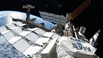 Snímek pořízený astronautem Ronem Garanem 12. července 2011 na vesmírné stanici ISS. V popředí detektor AMS, vpravo „zaparkovaný“ raketoplán Atlantis, zcela vlevo ruský Sojuz. Snímek pořízený astronautem Ronem Garanem 12. července 2011 na vesmírné stanici ISS. V popředí detektor AMS, vpravo „zaparkovaný“ raketoplán Atlantis, zcela vlevo ruský Sojuz.