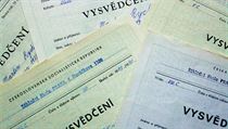 Možná je to archiválie z minulého století – proti klasickému vysvědčení se známkami (hlavně s těmi pololetními) se ozvali někteří odborníci, dle nichž se děti zbytečně stresují. Možná je to archiválie z minulého století – proti klasickému vysvědčení se známkami (hlavně s těmi pololetními) se ozvali někteří odborníci, dle nichž se děti zbytečně stresují.