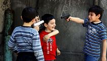 Hrající si děti v Arménii, která patří dle mapy světové bezpečnosti k průměru. Na mapě je žlutá, což je doporučením k vyhnutí se některým oblastem - třeba Náhornímu Karabachu. Hrající si děti v Arménii, která patří dle mapy světové bezpečnosti k průměru. Na mapě je žlutá, což je doporučením k vyhnutí se některým oblastem - třeba Náhornímu Karabachu.