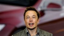 Důvod k oslavě: elektřinou poháněný sedan Model S míří k zákazníkům. Ředitel automobilky Tesla Motors Elon Musk ve firemní továrně v kalifornském Fremontu 22. června 2012. Důvod k oslavě: elektřinou poháněný sedan Model S míří k zákazníkům. Ředitel automobilky Tesla Motors Elon Musk ve firemní továrně v kalifornském Fremontu 22. června 2012.
