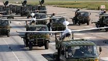 Cvičení jednotek bezpilotních létajících prostředků (UAV) v září 2009 nedaleko Pekingu. Cvičení jednotek bezpilotních létajících prostředků (UAV) v září 2009 nedaleko Pekingu.