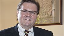 „Tak, jako byla před volbami v roce 2006 účelově vytažená Kubiceho zpráva, se může stát, že se něco podobného bude odehrávat i nyní kolem Davida Ratha,“ míní místopředseda Senátu. „Tak, jako byla před volbami v roce 2006 účelově vytažená Kubiceho zpráva, se může stát, že se něco podobného bude odehrávat i nyní kolem Davida Ratha,“ míní místopředseda Senátu.