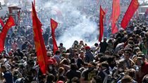 Turecká policie použila v sobotu 1. června proti demonstrantům na istanbulském náměstí Taksim slzný plyn. Turecká policie použila v sobotu 1. června proti demonstrantům na istanbulském náměstí Taksim slzný plyn.