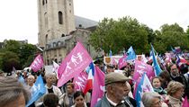 Všechna hnutí protestující proti zákonu povolujícímu sňatky homosexuálů a adopci dětí manžely stejného pohlaví vyzvala jeho odpůrce k pochodu Paříží v neděli 26. května. Přišlo jich na půl milionu. Snímek je pořízen od stanice metra Saint-Germain-des-Pré Všechna hnutí protestující proti zákonu povolujícímu sňatky homosexuálů a adopci dětí manžely stejného pohlaví vyzvala jeho odpůrce k pochodu Paříží v neděli 26. května. Přišlo jich na půl milionu. Snímek je pořízen od stanice metra Saint-Germain-des-Pré