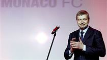 Dmitrij Rybolovlev právě představuje jednu z nových posil svého klubu. Dmitrij Rybolovlev právě představuje jednu z nových posil svého klubu.