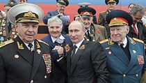 Vladimir Putin na veterány druhé světové války nezapomíná (snímek je z oslav vítězství nad nacistickým Německem loni 9. května). Vladimir Putin na veterány druhé světové války nezapomíná (snímek je z oslav vítězství nad nacistickým Německem loni 9. května).