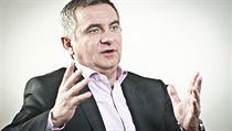 „Pro mě je Praha zvláštní útvar. V hlavním městě je spoustu nosičů vody, kteří se snaží ze vzduchu vydělat peníze. Je tu řada lidí, kteří si říkají lobbisté či politici, kteří chodí se zaručenými informacemi. Někdy mě to pobaví, že se za břicho popadám. „Pro mě je Praha zvláštní útvar. V hlavním městě je spoustu nosičů vody, kteří se snaží ze vzduchu vydělat peníze. Je tu řada lidí, kteří si říkají lobbisté či politici, kteří chodí se zaručenými informacemi. Někdy mě to pobaví, že se za břicho popadám.