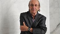 „Během těch desetiletí se poezie tematicky silně detabuizovala. Nástupem internetu došlo k rozvolněnosti, která smetla z poezie ono tajemno, kdy čtenář věděl, o čem se píše, kroužil kolem ,zakázaných zón‘ a vychutnával si ve své asociativní fantazii všec „Během těch desetiletí se poezie tematicky silně detabuizovala. Nástupem internetu došlo k rozvolněnosti, která smetla z poezie ono tajemno, kdy čtenář věděl, o čem se píše, kroužil kolem ,zakázaných zón‘ a vychutnával si ve své asociativní fantazii všec