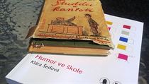 Dvě stěžejní práce v oboru: Žákova „přírodopisná disertace“ o študácích a kantorech z roku 1937 a pod ní novinka Kláry Šeďové, která se odborně věnuje fenoménu školního humoru. Dvě stěžejní práce v oboru: Žákova „přírodopisná disertace“ o študácích a kantorech z roku 1937 a pod ní novinka Kláry Šeďové, která se odborně věnuje fenoménu školního humoru.