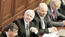 Pokud vládě neprojde ve sněmovně návrh státního rozpočtu, uškodí to v důsledku celému státu. Zleva ministr financní Jan Fischer, premiér Jiří Rusnok, ministr vnitra Martin Pecina a obrany Vlastmil Picek. Pokud vládě neprojde ve sněmovně návrh státního rozpočtu, uškodí to v důsledku celému státu. Zleva ministr financní Jan Fischer, premiér Jiří Rusnok, ministr vnitra Martin Pecina a obrany Vlastmil Picek.