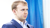 Donedávna veřejnosti zcela neznámý ukrajinský miliardář Sergej Kurčenko. Donedávna veřejnosti zcela neznámý ukrajinský miliardář Sergej Kurčenko.