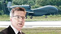 Německý ministr obrany Thomas de Maiziere, považovaný donedávna za nástupce Angely Merkelové, vyšel z aféry Euro Hawk s pošramocenou pověstí. Německý ministr obrany Thomas de Maiziere, považovaný donedávna za nástupce Angely Merkelové, vyšel z aféry Euro Hawk s pošramocenou pověstí.
