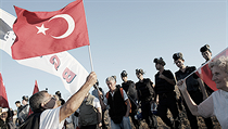 Turecká policie bránila v pochodu demonstrantů k soudu ve městě Silivri na západ od Istanbulu, kde se 5. srpna konal proces s lidmi obviněnými ze svržení islamistické vlády v čele s Recepem Tayyipem Erdoganem. Turecká policie bránila v pochodu demonstrantů k soudu ve městě Silivri na západ od Istanbulu, kde se 5. srpna konal proces s lidmi obviněnými ze svržení islamistické vlády v čele s Recepem Tayyipem Erdoganem.