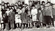 Skupina romský dětských vězňů koncentračního tábora Lety. Děti tu umíraly především hlady a zimou. Skupina romský dětských vězňů koncentračního tábora Lety. Děti tu umíraly především hlady a zimou.