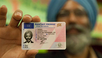 Sandhu Bhagwnat Singh: „Žádná vláda nikde na světě mě nemůže nutit, abych sundal ten turban. Bez ohledu na to, zda je má církev v dané zemi registrovaná, či nikoliv.“ Sandhu Bhagwnat Singh: „Žádná vláda nikde na světě mě nemůže nutit, abych sundal ten turban. Bez ohledu na to, zda je má církev v dané zemi registrovaná, či nikoliv.“