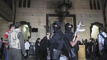 Egyptské ozbrojené síly obsadily 17. srpna káhirskou mešitu al Fath poté, co z ní na ně stoupenci sesazeného prezidenta Muhammada Mursího zahájili palbu. Egyptské ozbrojené síly obsadily 17. srpna káhirskou mešitu al Fath poté, co z ní na ně stoupenci sesazeného prezidenta Muhammada Mursího zahájili palbu.