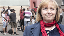 „Zásluhou práce neziskovek a terénních pracovníků jsme dospěli tak daleko, že si nedovolíme romským rodičům postěžovat si na jejich dítě, které se chová nevhodně,“ myslí si starostka Jitka Bártová. „Zásluhou práce neziskovek a terénních pracovníků jsme dospěli tak daleko, že si nedovolíme romským rodičům postěžovat si na jejich dítě, které se chová nevhodně,“ myslí si starostka Jitka Bártová.