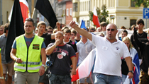 Demonstrace „proti systému vyplácení sociálních dávek, proti duchcovské kriminalitě“ v sobotu 24. srpna v Duchcově. Jindřich Svoboda je uprostřed v tmavém tričku s megafonem přes rameno. Demonstrace „proti systému vyplácení sociálních dávek, proti duchcovské kriminalitě“ v sobotu 24. srpna v Duchcově. Jindřich Svoboda je uprostřed v tmavém tričku s megafonem přes rameno.