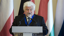 „Budeme opět rovnostářská společnost, tedy doleva. To není nadávka, to je sociologický fakt. Proto tedy Zeman bude mít pozitivní ohlas. A vůbec nemusí překračovat Ústavu, to naprosto nemá zapotřebí,“ míní Petr Pithart. „Budeme opět rovnostářská společnost, tedy doleva. To není nadávka, to je sociologický fakt. Proto tedy Zeman bude mít pozitivní ohlas. A vůbec nemusí překračovat Ústavu, to naprosto nemá zapotřebí,“ míní Petr Pithart.