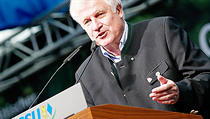 Bavorský premiér a šéf CSU Horst Seehofer před zemskými volbami nabízí vše pro každého, včetně tradičních levicových lákadel. A voliči na to slyší. Bavorský premiér a šéf CSU Horst Seehofer před zemskými volbami nabízí vše pro každého, včetně tradičních levicových lákadel. A voliči na to slyší.