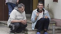 Charakteristický obrázek z návštěvy areálu v Červeném Újezdu. „Klienti“ Domu na kopci posedávají za pěkného počasí venku. Charakteristický obrázek z návštěvy areálu v Červeném Újezdu. „Klienti“ Domu na kopci posedávají za pěkného počasí venku.