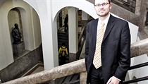 Historik Michal Stehlík je děkanem FF UK od února 2006, dříve působil i jako náměstek generálního ředitele Národního muzea v Praze pro výstavní a sbírkotvornou činnost. Historik Michal Stehlík je děkanem FF UK od února 2006, dříve působil i jako náměstek generálního ředitele Národního muzea v Praze pro výstavní a sbírkotvornou činnost.