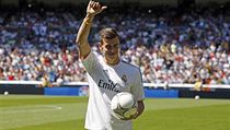 Gareth Bale se po přestupu z Tottenhamu Hotspur představil fanouškům v dresu Realu Madrid 2. září na stadionu Santiaga Bernabeu. Gareth Bale se po přestupu z Tottenhamu Hotspur představil fanouškům v dresu Realu Madrid 2. září na stadionu Santiaga Bernabeu.
