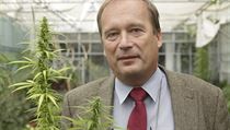 „Jsme farmaceuti, léčivými rostlinami se zabýváme a máme k dispozici kvalitní zázemí fakulty,“ vysvětluje Alexandr Hrabálek. „Jsme farmaceuti, léčivými rostlinami se zabýváme a máme k dispozici kvalitní zázemí fakulty,“ vysvětluje Alexandr Hrabálek.