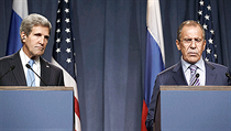 O ruském návrhu na likvidaci syrských chemických zbraní jednali minulý týden v Ženevě šéfdiplomaté USA a Ruska John Kerry (vlevo) a Sergej Lavrov. O ruském návrhu na likvidaci syrských chemických zbraní jednali minulý týden v Ženevě šéfdiplomaté USA a Ruska John Kerry (vlevo) a Sergej Lavrov.