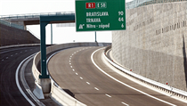 Slovensko již má konkrétní zkušenost s PPP projekty. Touto metodou byla postavena část rychlostní silnice R1. Slovensko již má konkrétní zkušenost s PPP projekty. Touto metodou byla postavena část rychlostní silnice R1.