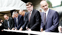 U přestřihování pásky na nově otevřeném úseku dálnice D3 bylo těsno. Nechyběli ani bývalí ministři Martin Kuba, Zbyněk Stanjura či senátor Pavel Eybert (první zleva). U přestřihování pásky na nově otevřeném úseku dálnice D3 bylo těsno. Nechyběli ani bývalí ministři Martin Kuba, Zbyněk Stanjura či senátor Pavel Eybert (první zleva).