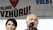 „Pravice je nesmírně oslabena, oslabuje se sama, do značné míry si dává své vlastní góly,“ řekl Václav Klaus 19. září na mítinku hnutí Jany Bobošíkové Hlava vzhůru, které před volbami podpořil. „Pravice je nesmírně oslabena, oslabuje se sama, do značné míry si dává své vlastní góly,“ řekl Václav Klaus 19. září na mítinku hnutí Jany Bobošíkové Hlava vzhůru, které před volbami podpořil.